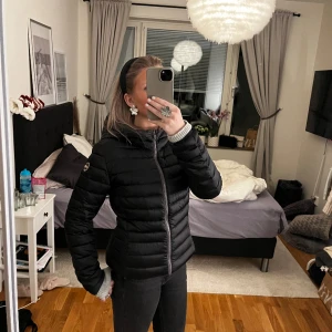 Colmar dunjacka - En jätte snyggg Colmar jacka som är trendig just nu💞💞Passar S och XS. Inga defekter