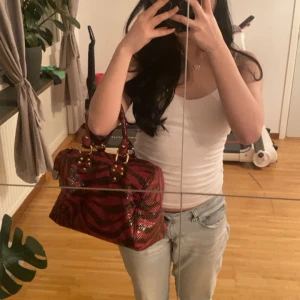 Snygg väska med zebra tryck❤️🖤 - Dröm väska med svart & röd zebra mönster, Det står ingen märke på den då den är köpt i en secondhandbutik i Vietnam💋 ( bild 3 för hur det ser ut inuti)