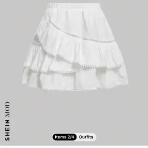 TRYCK INTE PÅ KÖP NU! Jättefin volang kjol från SHEIN, väldigt bra skick och aldrig använd på grund av för stor. Nypris 200kr, priset kan diskuteras om inte 150kr är bra 👍🏽🤍