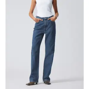 Offwhite/ ljus beigea jeans från weekday i modellen rowe!! Bra kvalité!🥰