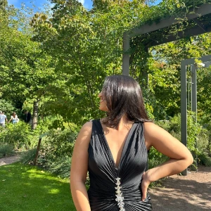 Balklänning/aftonklänning  - Svart balklänning/aftonklänning i svart med split fram. Använd vid ett tillfälle på min systers bröllop. 