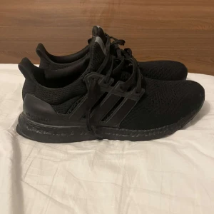 Adidas ultra boozt - Säljer mina adidas ultra boozt eftersom den inte passar mig längre använda några gånger men gott skick. Vid intresse hör av er gärna