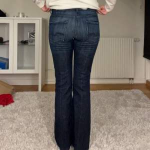 Jättesnygga lågmidjade vintage jeans. Midjemått 80 cm. Innerbenslängd: 82 cm.