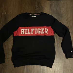Hilfiger tröja  - Tommy Hilfiger tröja skick 7/10 Stl m