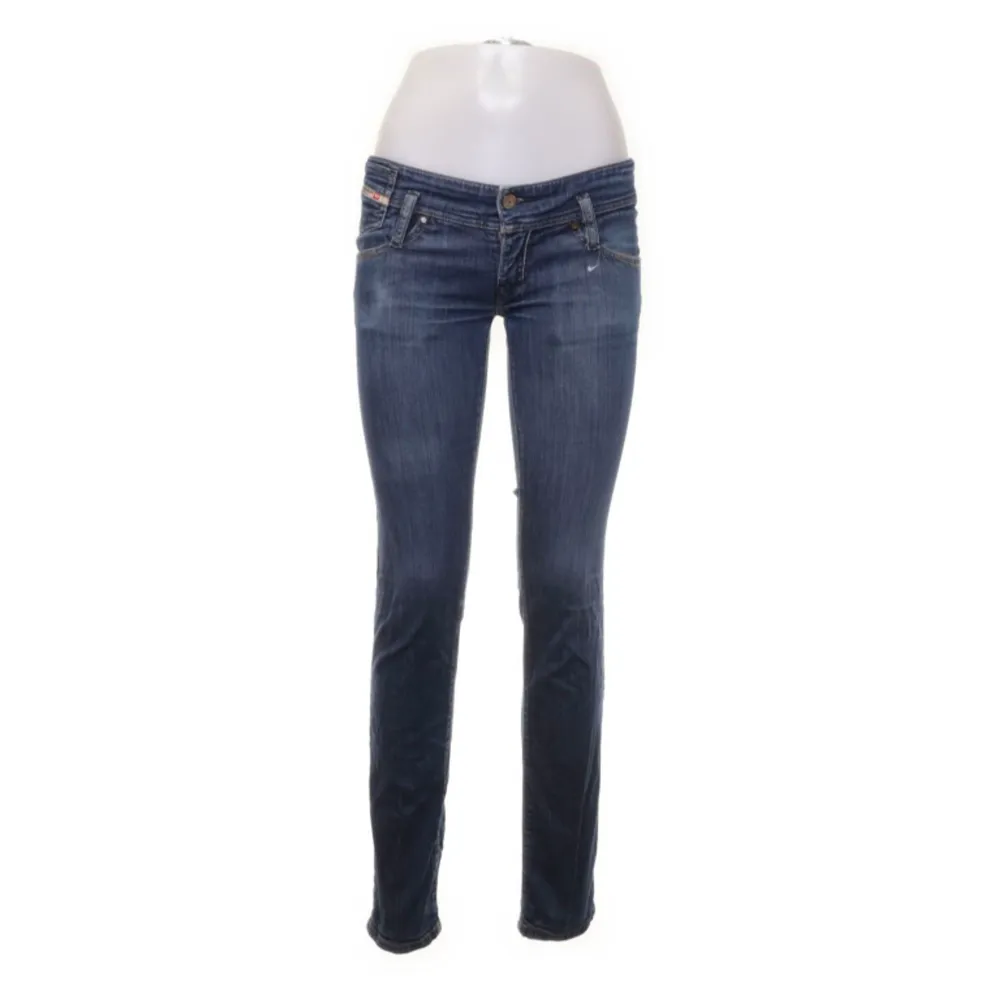 diesel jeans i storlek 27/32, midjemått runtom: 68 cm, innerbenslängd: 81 cm. i fint skick ⭐️ använd ”köp nu”. 6/2-2024. Jeans & Byxor.