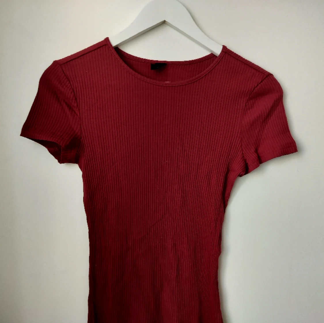Oanvänd! Vinröd åtsittande vardagsklänning med slits - 91