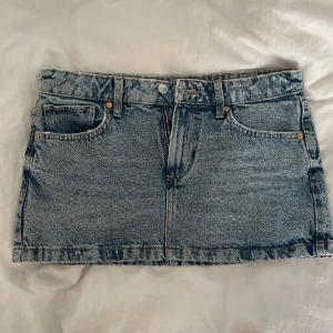 Jeanskjol blå - Blå jeanskjol i superbra skick! Köpt i somras på mango i Frankrike❤️Midjemåttet är 39cm och längden är 30cm!