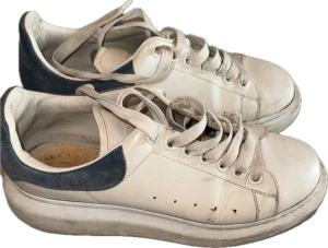 Alexander McQueen - Väl använda, kan skicka fler bilder i dm.  Tillhörande box. Tar bud i dm