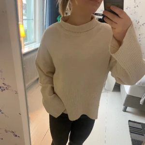 Gina tricot tröja  - Hej säljer denna tröja från Gina tricot, säljer för att den inte kommer till användning. Den är lite nopprig men super snygg (kontakta mig för mer bilder)!💗pris kan diskuteras 