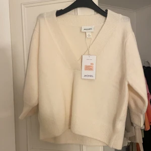 tröja - Säljer denna fina topp i storlek M som tyvärr är lite för stor❤️ helt oanvänd och ett super skönt material