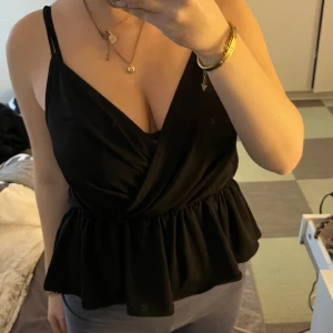 Söt Gina topp - Jätte gullig topp från Gina. Köpt från Sellpy från början men har knappt användts från mig. Bra skick och super skön