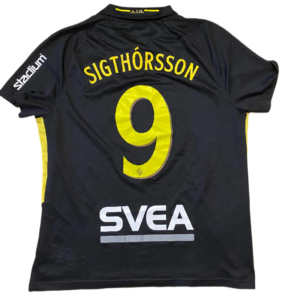 AIKs officiella hemmatröja från 2020 med Isländske anfallaren Kolbeinn Sigthorsson på ryggen.  Väldigt bra skick.. T-shirts.