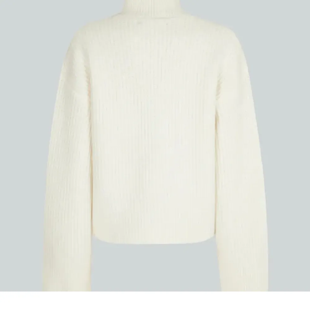 Otroligt mysig tröja från bikbok som är slutsåld online, använd max tre gånger💕Nypris 499kr. Tröjor & Koftor.