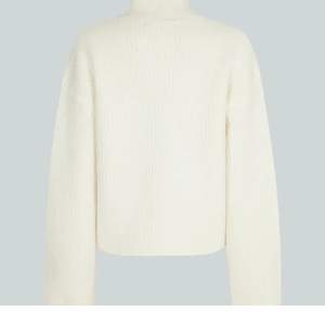 Otroligt mysig tröja från bikbok som är slutsåld online, använd max tre gånger💕Nypris 499kr
