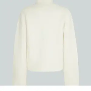 Otroligt mysig tröja från bikbok som är slutsåld online, använd max tre gånger💕Nypris 499kr