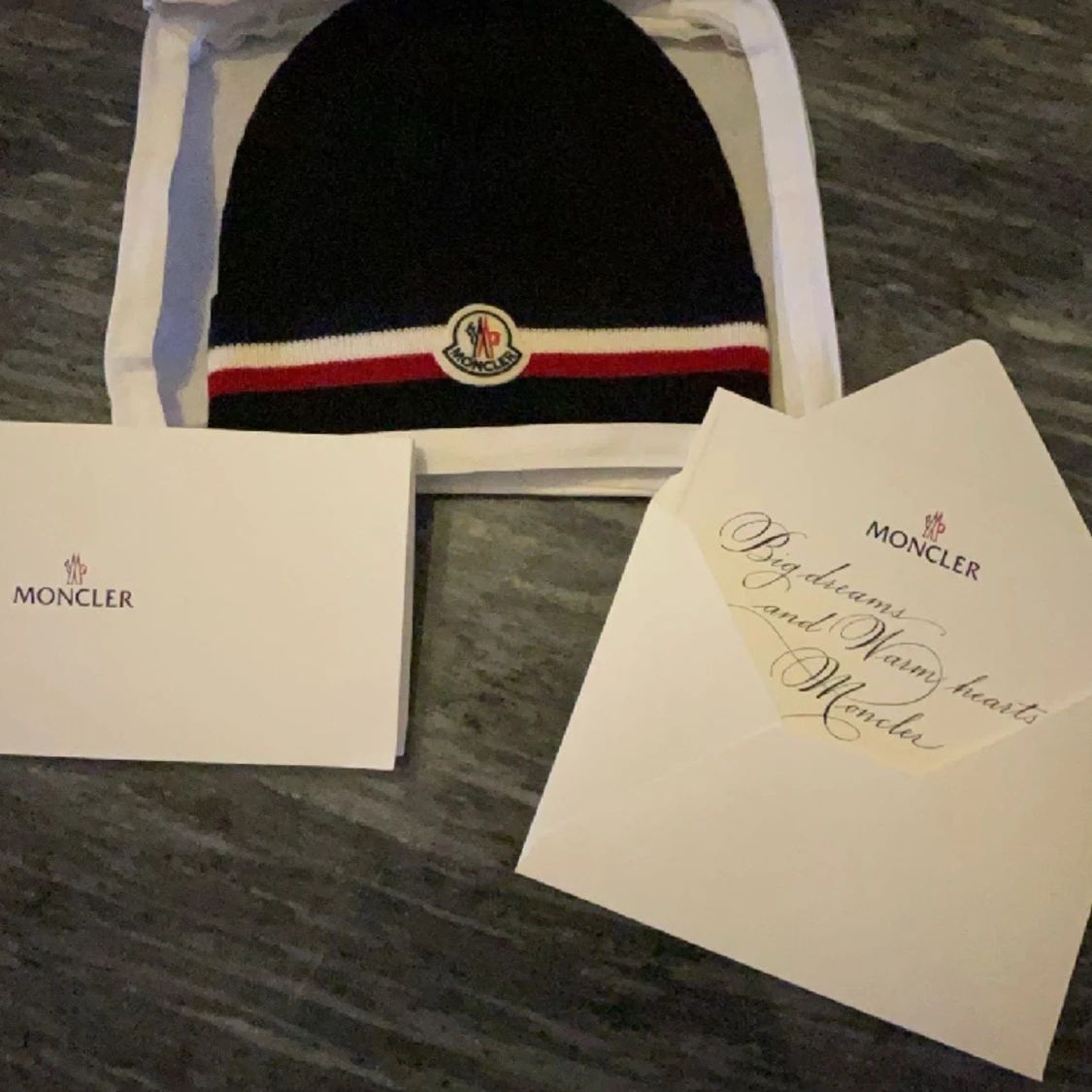 Säljer moncler mössa köpt från moncler 