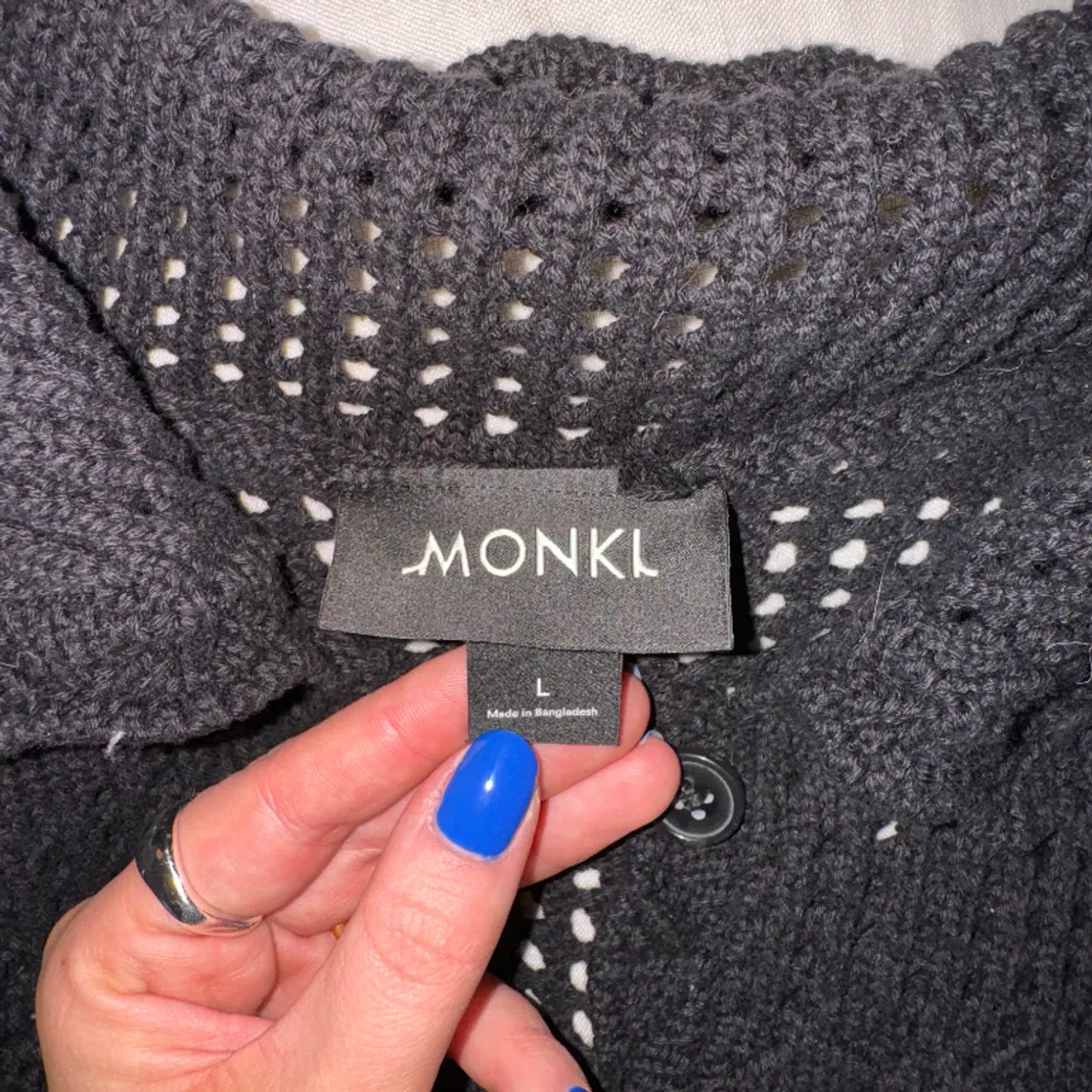 Hålstickad jättesöt t-shirt från Monki med knappar🌸 Använd 1 gång, och den sitter normalt på mig som är st M. Tröjor & Koftor.