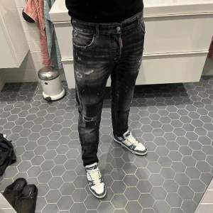 Svarta dsquared2 jeans med slitning som är i bra skick då jeansen är för stora. Köpte jeansen på NK för cirka 6 000kr (kvitto finns).  Skriv till mig om ni har frågor om storlekar, pris mm…  (Tags medföljer)