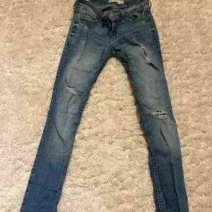Ett par Hollister skinny jeans! Tyvärr för små för mig så därför säljer jag dem.  W 23 och L 29. Super snygga med hål i!