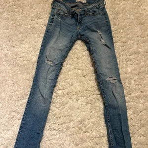 Hollister Jeans - Ett par Hollister skinny jeans! Tyvärr för små för mig så därför säljer jag dem.  W 23 och L 29. Super snygga med hål i!