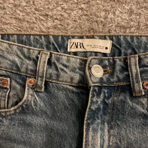 Mid waist jeans från Zara i storlek 34. Dessa jeans kommer inte till någon använding och är i mycket fint skick! 