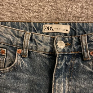 Zara jeans  - Mid waist jeans från Zara i storlek 34. Dessa jeans kommer inte till någon använding och är i mycket fint skick! 