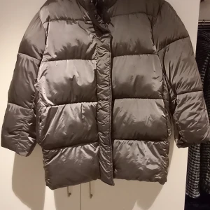 PUFFER JACKOR  ASOS - Nästan ny mycket få gånger använd. Jag gillar det för den glasiga kaffebruna färgen, men efter en oförsiktig tvätt flyttade fyllningen från ställen. originalpriset var 600 kr säljes för 200 kr 34 EU men för mig som 38 (M/L) var stor den jacka är stor