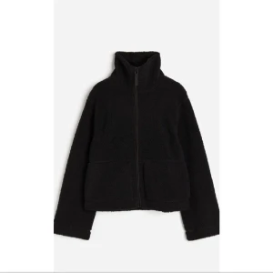 Teddy jacka - Hej! Säljer på nytt pga miss kommunikation från tidigare köpare. Köpte den här på Plick för 450 kr, och säljer för 400. Om det är flera intresserade blir det budgivning! 💞 ⚠️TRYCK INTE PÅ KÖP NU⚠️