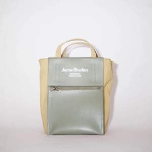 Vill kika intresset på denna coola gröna väska från Acne Studios! Knappt använd, endast testad. Hör av dig vid intresse eller frågor! 🫶🏼