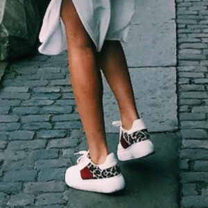 Vita sneakers med leopard - Leopard och röda detaljer+ lite högre sula, köpa i butik i Grekland, skriv för fler bilder. Jag har inlägg så har tappat bort original sulan till skorna och dom kommer därför utan innersula 