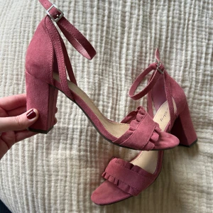 Oanvända klackskor  - Strl.39