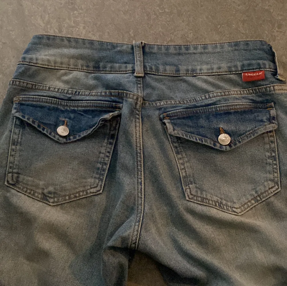 Använder de inte längre. Har ett litet hål längst ner vid foten men de märks inte. Tvättar jeansen innan jag postar dom💘. Jeans & Byxor.