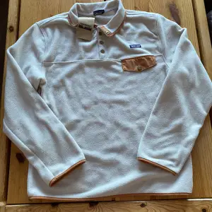 Patagonia beige fleece sweater vintage logo spell 