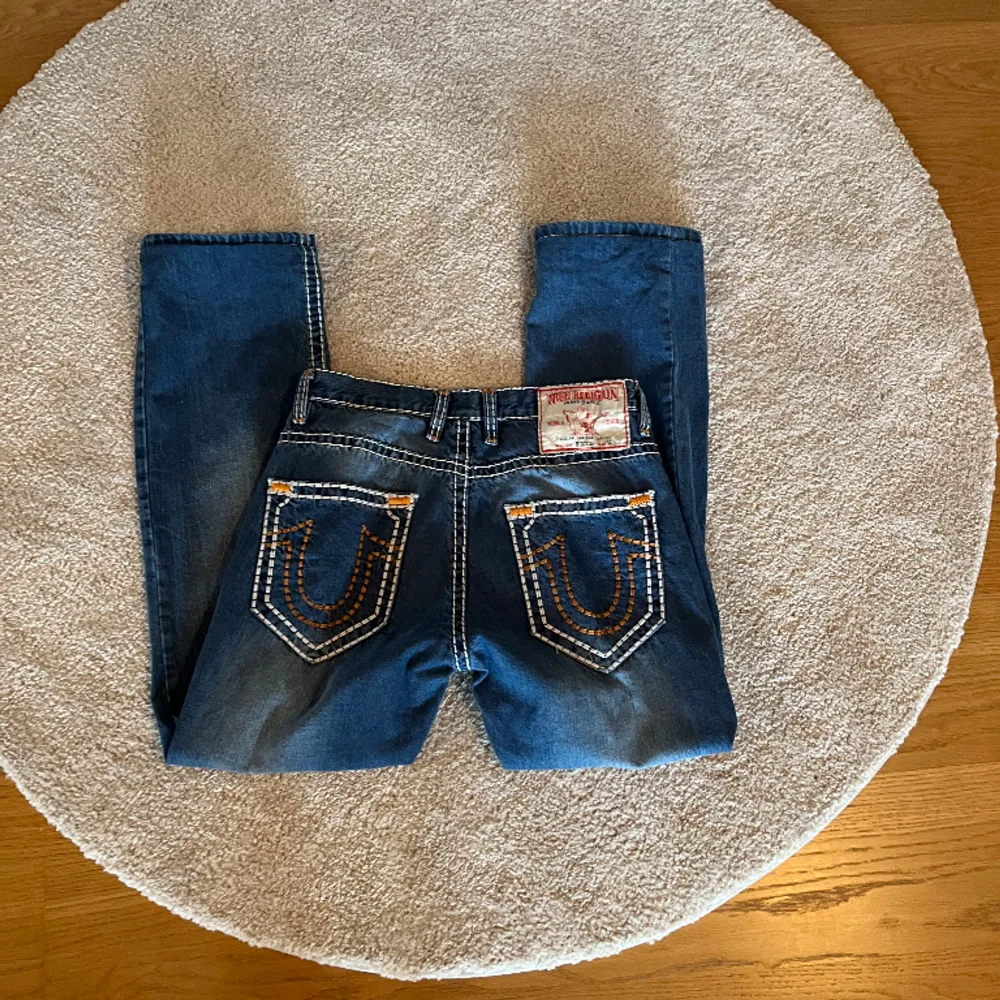 As snygga baggy true religion jeans! Väldigt upptrampade men annars bra skick! Midja: 84 använd gärna köp nu🫶. Jeans & Byxor.