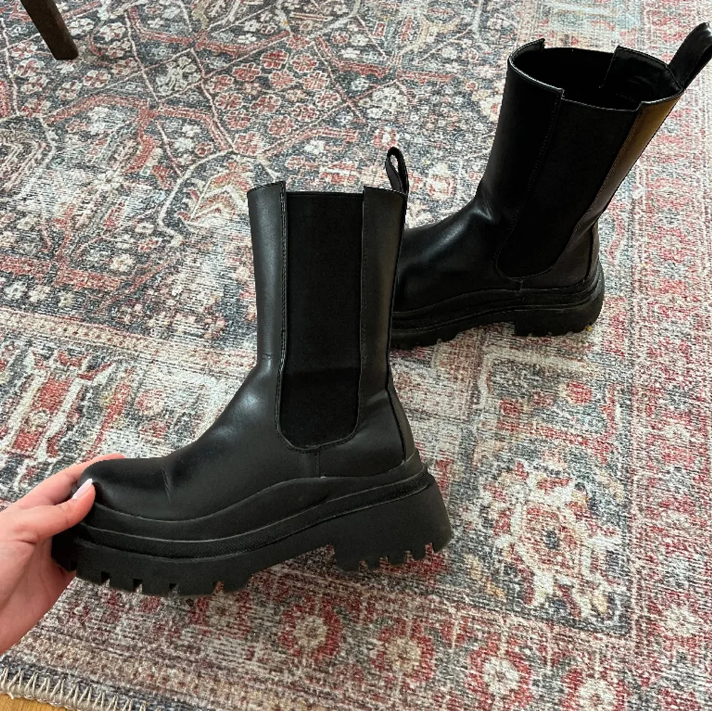 Svarta chunky boots från Truffle Collection i nästintill nyskick. Knappt använda 😇  Pris kan eventuellt diskuteras. (Nypris 949)  Köpare står för frakt eller mötas upp i centrala gbg! . Skor.