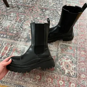 Svarta chunky boots från Truffle Collection i nästintill nyskick. Knappt använda 😇  Pris kan eventuellt diskuteras. (Nypris 949)  Köpare står för frakt eller mötas upp i centrala gbg! 