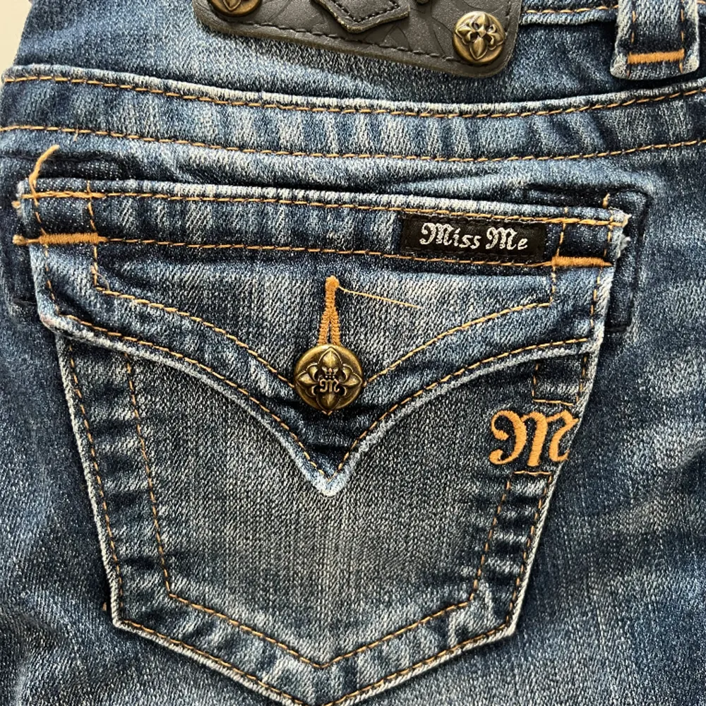 Superfina Miss Me jeans i storlek 25 🌟 Mid-Rise skinny jeans i blått   Notera att sömmen vid knappen har släppt lite men ingenting som påverkar! 🤍    Skriv om ni önskar fler bilder! 🧸  Ansvarar ej för postens slarv 💗. Jeans & Byxor.