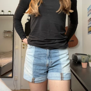 Jeansshorts - Coola jeansshorts som jag inte använder längre. Använda 3-4 ggr! Skriv vid fler frågor❣️