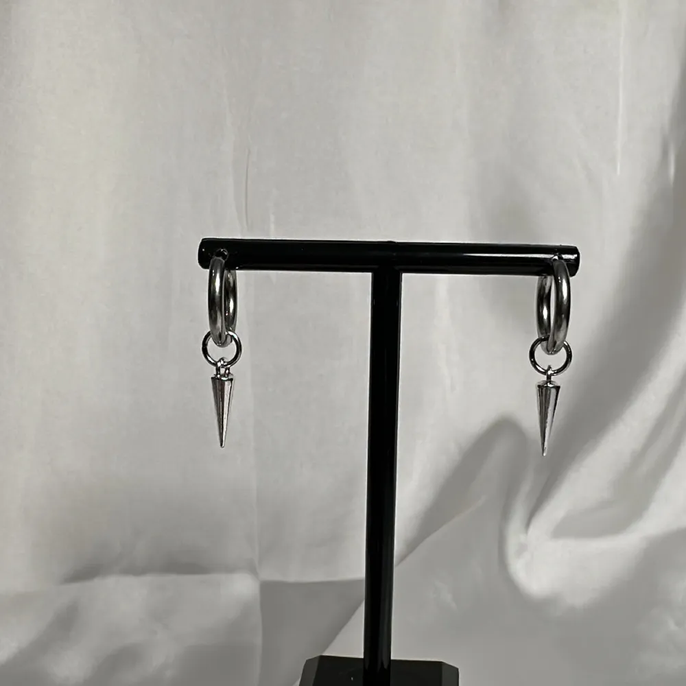 Egentillverkade silvriga örhängen med silver berlocker . Accessoarer.