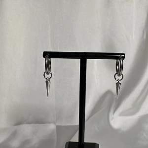 Egentillverkade silvriga örhängen med silver berlocker 