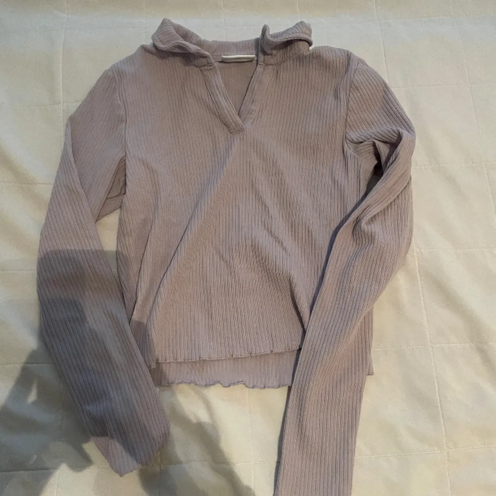 Pastell lila v-ringad långärmad tröja med ribbat tyg. Använd ett fåtal gånger så i nyskick💕. Tröjor & Koftor.
