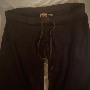 Juicy - Juicy couture byxor 270/st eller båda för 500 👖 Två stk lite olika stil på dom ni kan fråga för mer bilder. Den blåa är lite kortare o dom bruna är långa. 