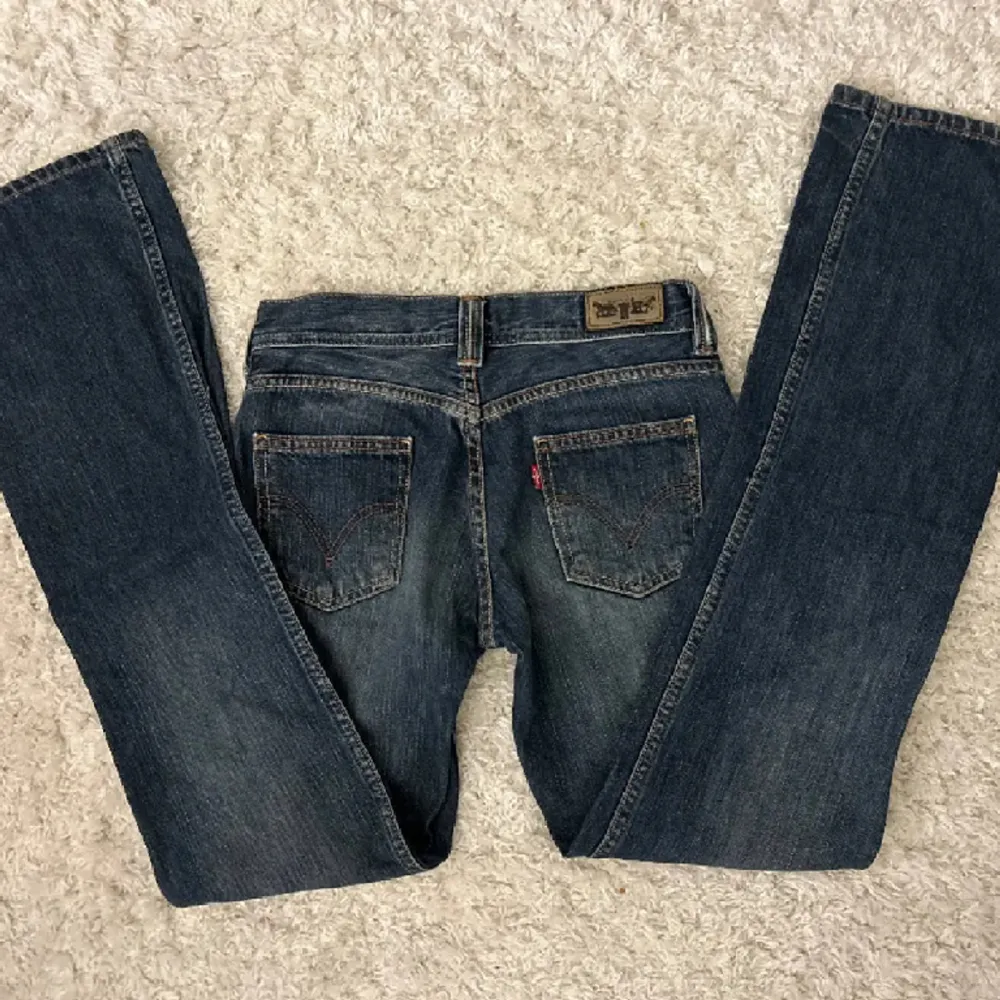 Lågmidjade jeans från Levis, långa och i bra skick. Innerbenslängd: 85 midjemått:36 (x2) + något stretchiga. Vill du köpa trycker du på köp nu, jag postar inom 24h. Jeans & Byxor.