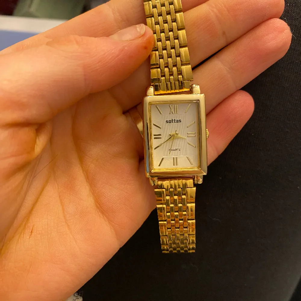Säljer denna klocka i guld . Vet tyvärr ej märket men den är perfekt storlek på en handled som inte är jätte stor 🫶🏼. Accessoarer.