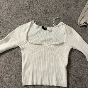 Fin långärmad stickad tröja💞storlek XXS💞men töja ut i sin egen form när man har på den.  - strök XXS stickad tröja höjs ut💞