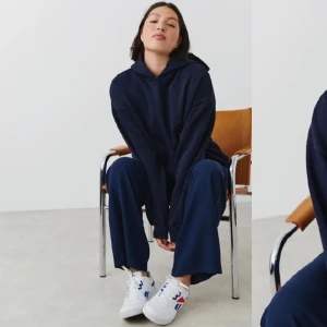 MARINBLÅ HOODIE - Säljer min marinblåa hoodie från Gina tricot om någon är sugen!! Super snygg men hade velat ha en storlek större. Sparsamt använd och inga defekter❤️nypris 359kr, säljer för 250kr   STÅR INTE FÖR POSTENS SLARV