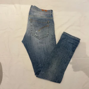 Dondup George - Hej, Säljer nu mina super snygga och trendiga jeans från dondup. Det är modellen george. Nypris på dessa jeans ligger ungefär på 3200kr. De är i storlek 32 och jag på bilden är 182cm och väger 65kg,(Lite stora på mig i midjan) Hör av er! 🙌🏻