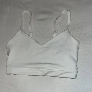 sport BH - änvänd 3 gånger, kan ej ha den pga storlek.  Size: S Märke: H&M Pris: 100 kr