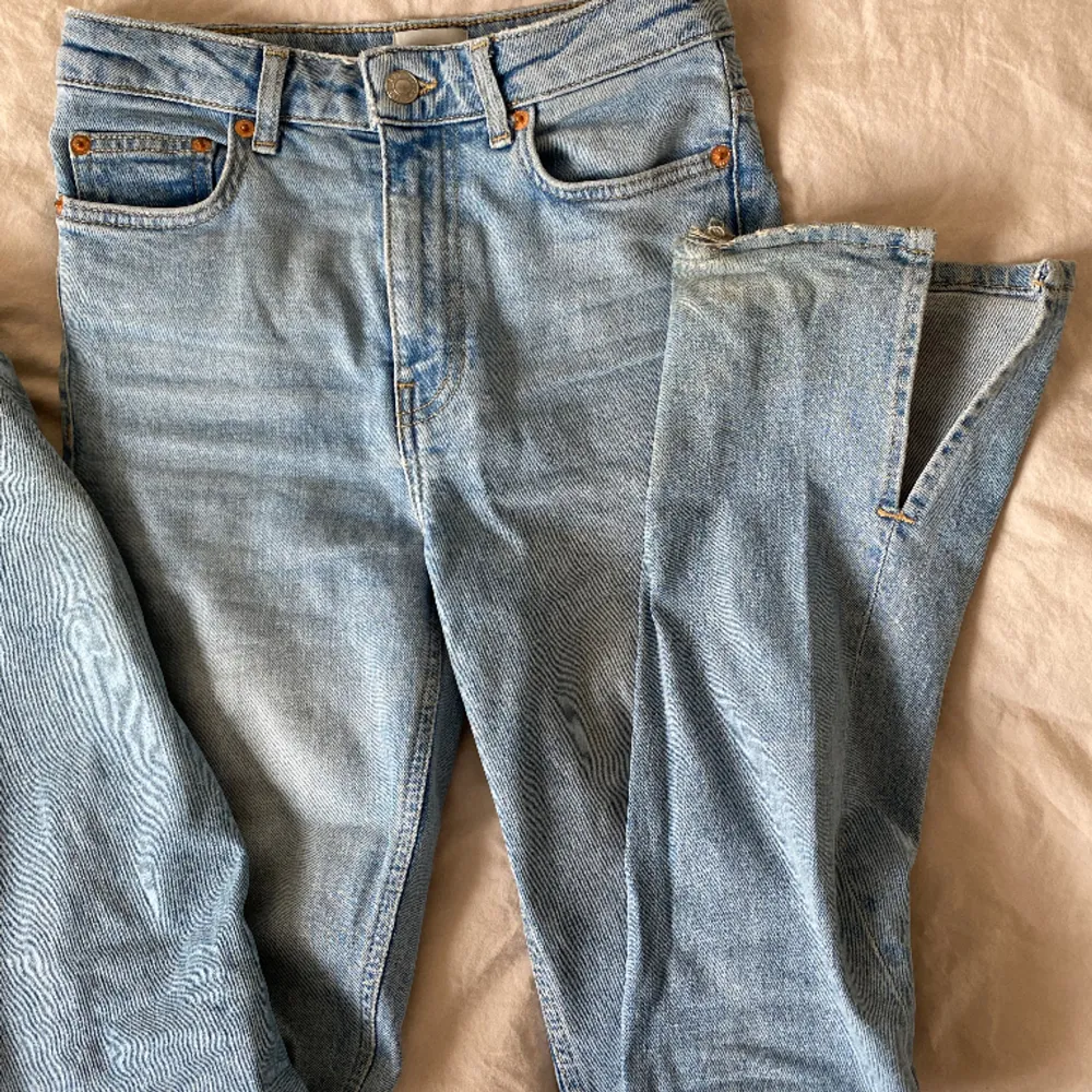 Snygga blå jeans i en längre modell med slits nertill. . Jeans & Byxor.