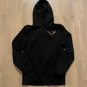 Svart hoddie  - Svart hoddie från Hm i fint skick man har ett litet hål på sidan av axeln 
